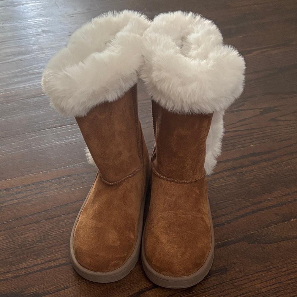 Girls Tan Boots with White Fur Trim
